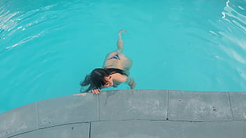 Preview 1 of Xena Porn Parody - Swimimng Pool Slut sucks a mean cock