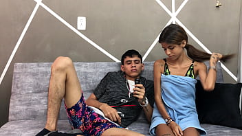 Preview 1 of 2020xxxx Xxxxxx - Hermanastra peque&ntilde_a se queda profunda en mis piernas y algo sale mal( porno en espa&ntilde_ol)