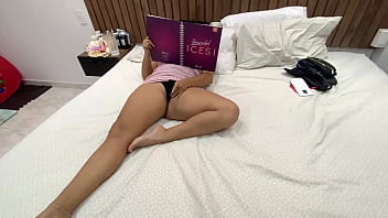 Preview 1 of Gay Promo - Hijastro se coge a la madrastra que la encuentra en la cama leyendo un libro