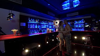 Preview 3 of Hija No Queria - Eric Manly y Eva autumn haciendo un cunnilingus en la barra vip de la sala Luxx