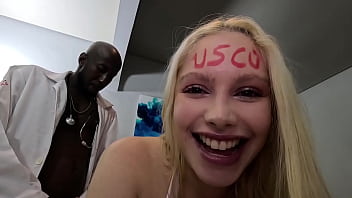 Preview 3 of Amater Friend Me Fack My Wife - 100%anal. Aluna passou em medicina e ganhou muita pica no cu do professor da faculdade com direito &agrave_ drink de xixi(completo no Red)