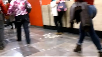 Preview 1 of Asian Lttle Filled - Culona en e metro 01