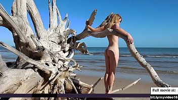 Preview 4 of Cytherea Torrent - Beautifull girl nude photoshoot at beach