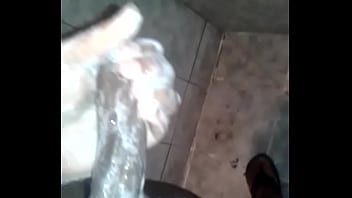 Preview 1 of Manchester Big Dick - Moreno batendo punheta no banho