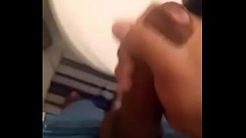 Preview 2 of Amature Teen Unaware - Novinho Punheta no Banheiro da Escola