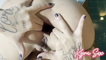Preview 4 of Big Booobs And Beautiful Xxx - Minha brincadeira de Fisting tava t&atilde_o gostosa ,  que nem o Camera man aguentou e veio enfiar o Bra&ccedil_o no meu Cuzinho