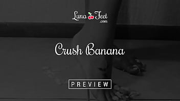 Preview 1 of Kajal Agrwal Saree Navel Xnx - Crush Banana - Luna Feet
