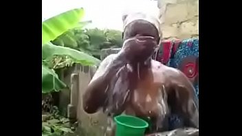 Preview 4 of Candice B Solo - femme africaine se lave devant sa cam