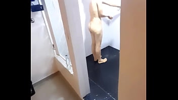 Preview 1 of Saudi Arb Xxxcom - Esposa infiel Amateur Nora Milf enga&ntilde_a al esposo y es follada en la ducha de un hotel por el enorme semental Andy Z 94 que conoci&oacute_ en la estaci&oacute_n del metro - Rica mamada profunda descuidada