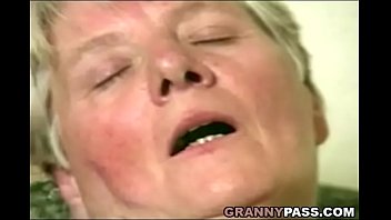 Preview 4 of Julia Ann Big Mom - Deutsche Fette Oma Masturbiert Mit Dildo