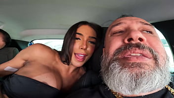 Preview 3 of Anal Kylie Quinn - A Tgata Manuella Gon&ccedil_alves aprontou tudo que quiz dentro da carona com Alex Victor.