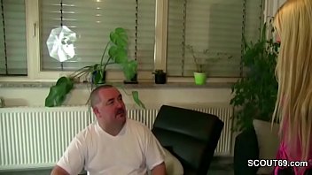 Preview 1 of Soy Shemale - Stief-Vater fickt die junge Tochter wenn Alte auf Arbeit ist