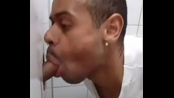 Preview 2 of Tosses My Salad - marte chupando pauzao no glory hole banheirao