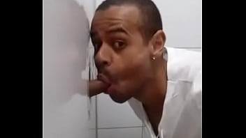 Preview 1 of Tosses My Salad - marte chupando pauzao no glory hole banheirao