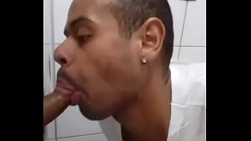 Preview 4 of Tosses My Salad - marte chupando pauzao no glory hole banheirao