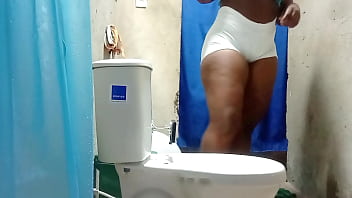Preview 2 of English Rose Chaturbate - camara amateur a mi sirvienta en el ba&ntilde_o de mi habitacion (amateur)