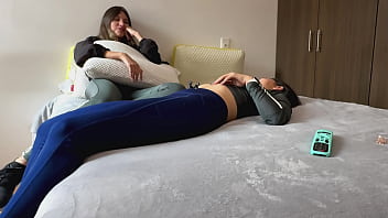 Preview 1 of Milf Awesome - Mi mejor amiga y yo termianmos nuestra rutina del GYM rozando nuestras vaginas con un sexo l&eacute_sbico intenso