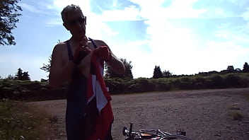 Preview 4 of Mike Up Help - Petit tour en v&eacute_lo ...