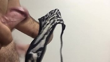 Preview 3 of Afghan Gays - gozando na calcinha da cunhadinha deliciosa bundinha turbinada