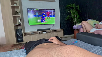 Preview 1 of Pilot Hardsex Videos - Le saco la leche a mi novio mientras mira su partido