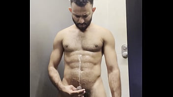 Preview 1 of Beeg Arebi - tomando banho no banheiro da academia