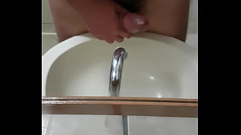 Preview 4 of Quick 3some - Pitoquinho cabeludinho gozando na pia