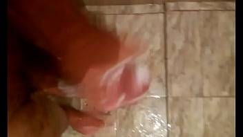 Preview 2 of First Oldje Porn - Gozando no banho