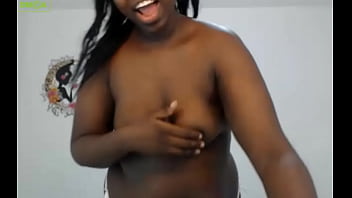 Preview 2 of Sis Milf - Negona cavala mostrando os peitos na cam