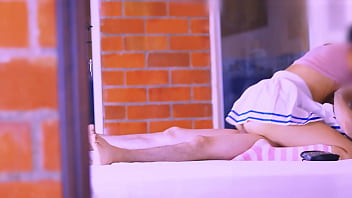 Preview 4 of Hendi Xx Video - La colegiala y el infiel intercambiaron miradas llenas de promesas.