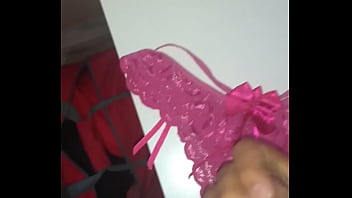 Preview 2 of Freaky Lil Freak - Gozando na calcinha da prima