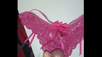 Preview 4 of Freaky Lil Freak - Gozando na calcinha da prima