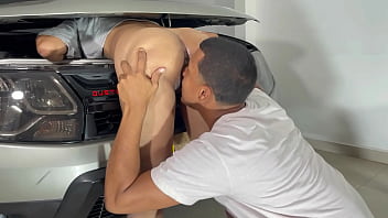 Preview 2 of Hot Indian Students Nude - Mi peque&ntilde_a hermanastra es atorada en el capo del carro y aprovecho el momento para follarla muy duro hasta llenarle el culo de leche 1PT
