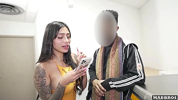 Preview 2 of Viduo Sex - A Very Hot Colombian Girl Fucked In A Laundromat And In The Toilets !!!