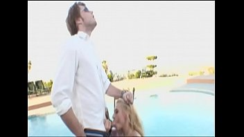 Preview 2 of Tubee Tubee Gratuit - Junge Milf bl&auml_st am Pool ihren jungen Stecher