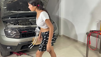 Preview 1 of Beautiful Laddies Porn - mi hermanastra se queda atascada en el capo del carro y aprovecho el momento para follarla duro en su culo. HL