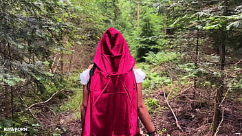 Preview 1 of Xxxxl Vidos - Linda del Sol traviesa Caperucita Roja en el bosque