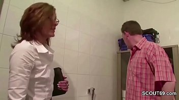 Preview 1 of Litte Asians Big Black Cock - Mutti ist so notgeil das sie auf Arbeit rum fickt