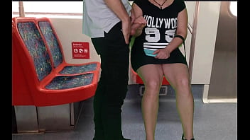 Preview 2 of Hhj Xxx Video - a garota de vestido sem calcinha no trem deu uma punheta para um estranho e um boquete em p&uacute_blico
