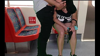 Preview 4 of Hhj Xxx Video - a garota de vestido sem calcinha no trem deu uma punheta para um estranho e um boquete em p&uacute_blico