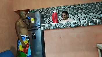 Preview 1 of Open Videoso Xxx Mp4 - Llego a la cocina y veo a mi hermosa hijastra limpiando en shorts,  no pude contenerme ante ese enorme culo