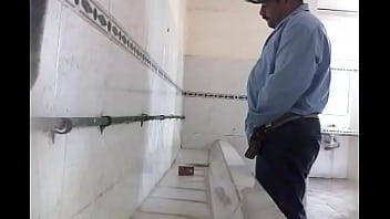 Preview 2 of Fuck And Cumfast - espiando en ba&ntilde_os vergas