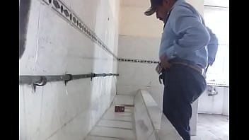 Preview 4 of Fuck And Cumfast - espiando en ba&ntilde_os vergas