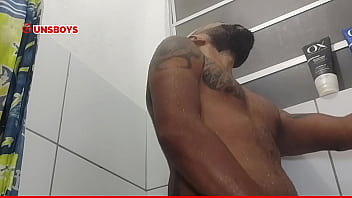 Preview 3 of Old And Amateur - 03 - Tr&ecirc_s machos dotados no banho - Compila&ccedil_&atilde_o banhos #4