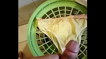 Preview 2 of Hippy Hairy Outside Masturbation - Calcinha Amarela da Sogra 0061