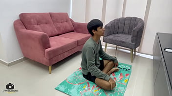 Preview 1 of Boys Gay Vdos - Mi hermanastra me pide ayuda con sus clases de yoga y yo me aprovecho para cogerla duro hasta hacerme venir.
