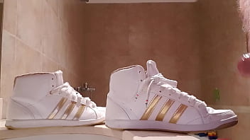 Preview 2 of Sult Xnxx - Se masturba con botitas Adidas Hoop y acaba adentro