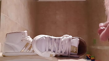Preview 3 of Sult Xnxx - Se masturba con botitas Adidas Hoop y acaba adentro