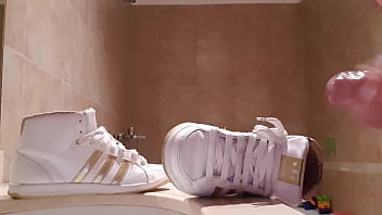 Preview 1 of Sult Xnxx - Se masturba con botitas Adidas Hoop y acaba adentro