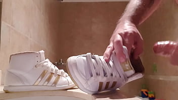 Preview 4 of Sult Xnxx - Se masturba con botitas Adidas Hoop y acaba adentro