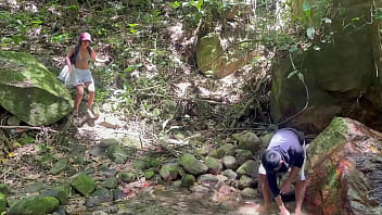 Preview 1 of Manuel And Nappi - Le doy la mejor follada de su vida en la selva a linda chica desconocida a cambio de darle posada.
